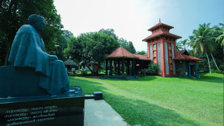 തോന്നയ്‌ക്കൽ ആശാൻ സ്‌മാരകത്തിലെ കുമാരനാശാന്റെ പ്രതിമ